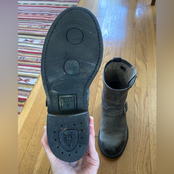 Frye Women’s Engineer 8R Leather Boots, Charcoal, size 7 - Picture 7 of 13